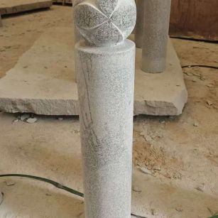 临沧 芝麻白花岗岩石材挡车石柱、停车柱、圆柱挡车柱、方柱挡车柱等