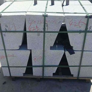 临沧 芝麻白异形坐凳，石凳