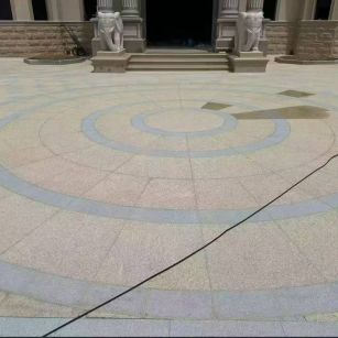 临沧 黄金麻芝麻灰花岗岩石材地铺拼接效果