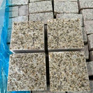 临沧 黄金麻花岗岩自然面小方块，弹石，马蹄石等