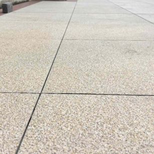 临沧 黄金麻花岗岩石板材荔枝面地面铺装效果