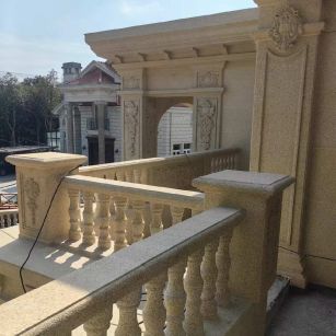 临沧 黄金麻别墅外墙干挂雕花配合阳台栏杆花瓶柱