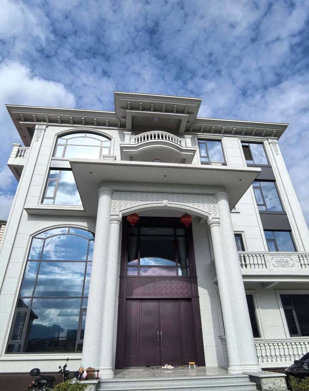 临沧白麻别墅外墙干挂石材效果示例