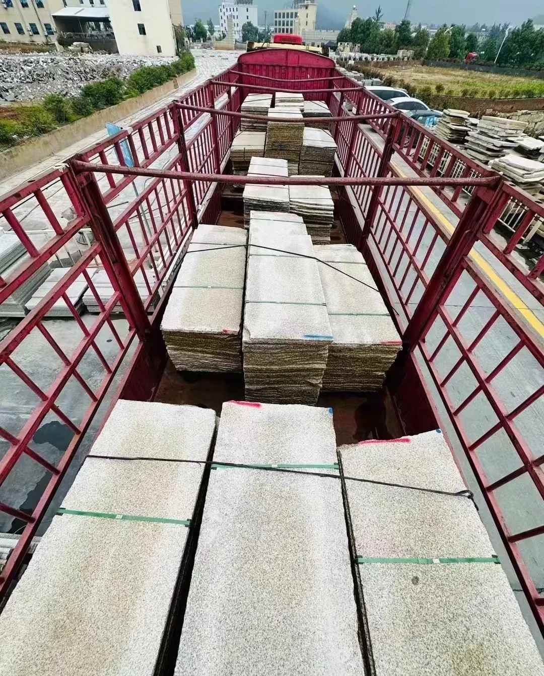 临沧 黄金麻花岗岩荔枝面，光面毛板装车完成