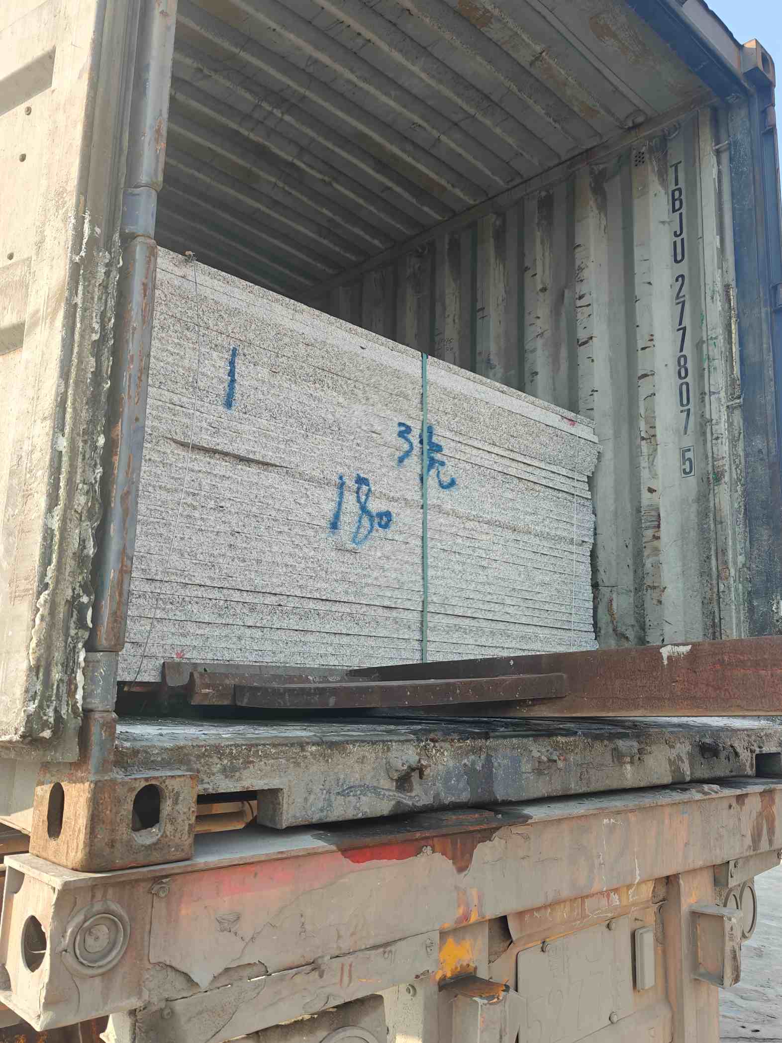 临沧 芝麻白花岗岩石材3.0公分光面毛板装柜出货