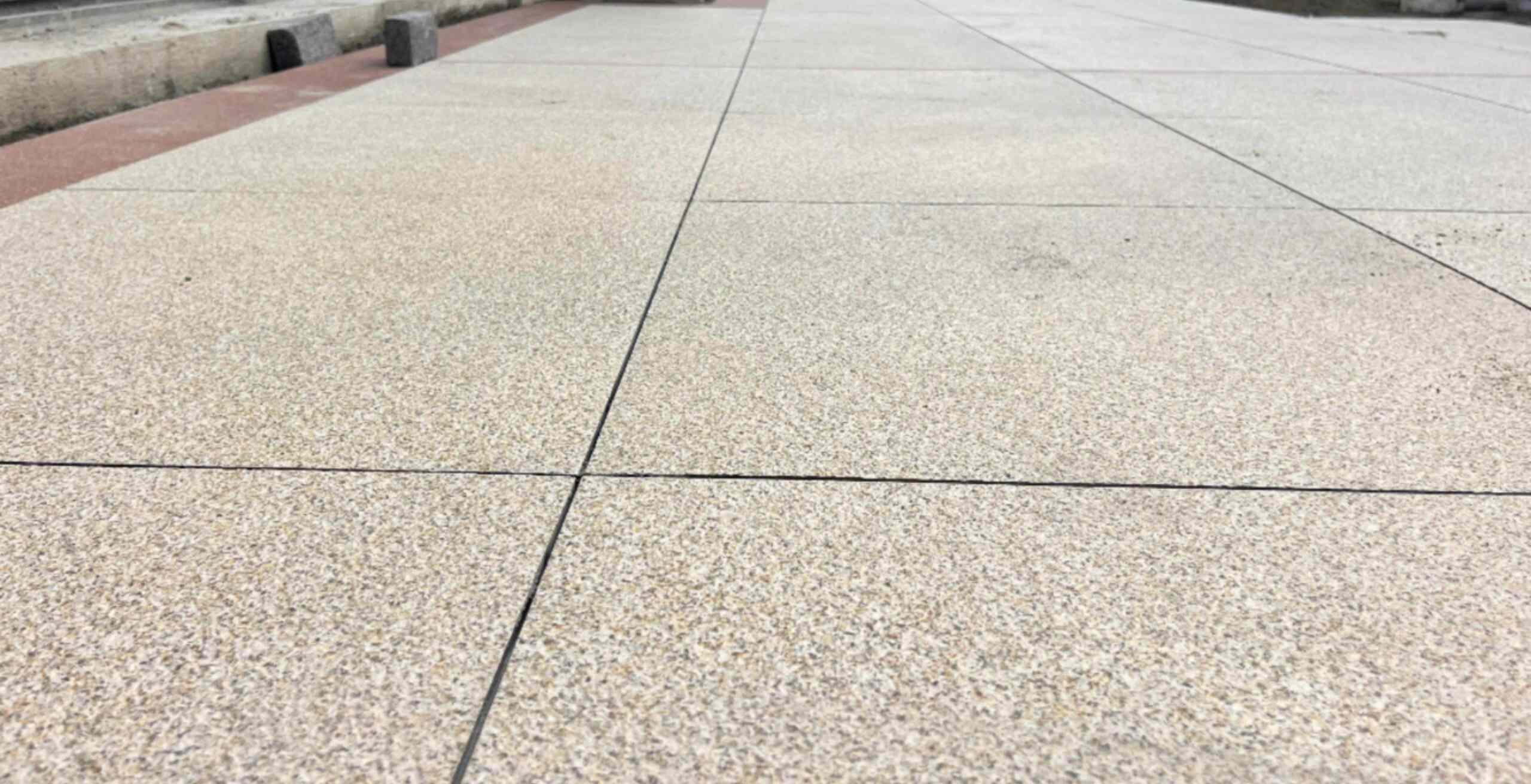 临沧 黄金麻花岗岩石板材荔枝面地面铺装效果