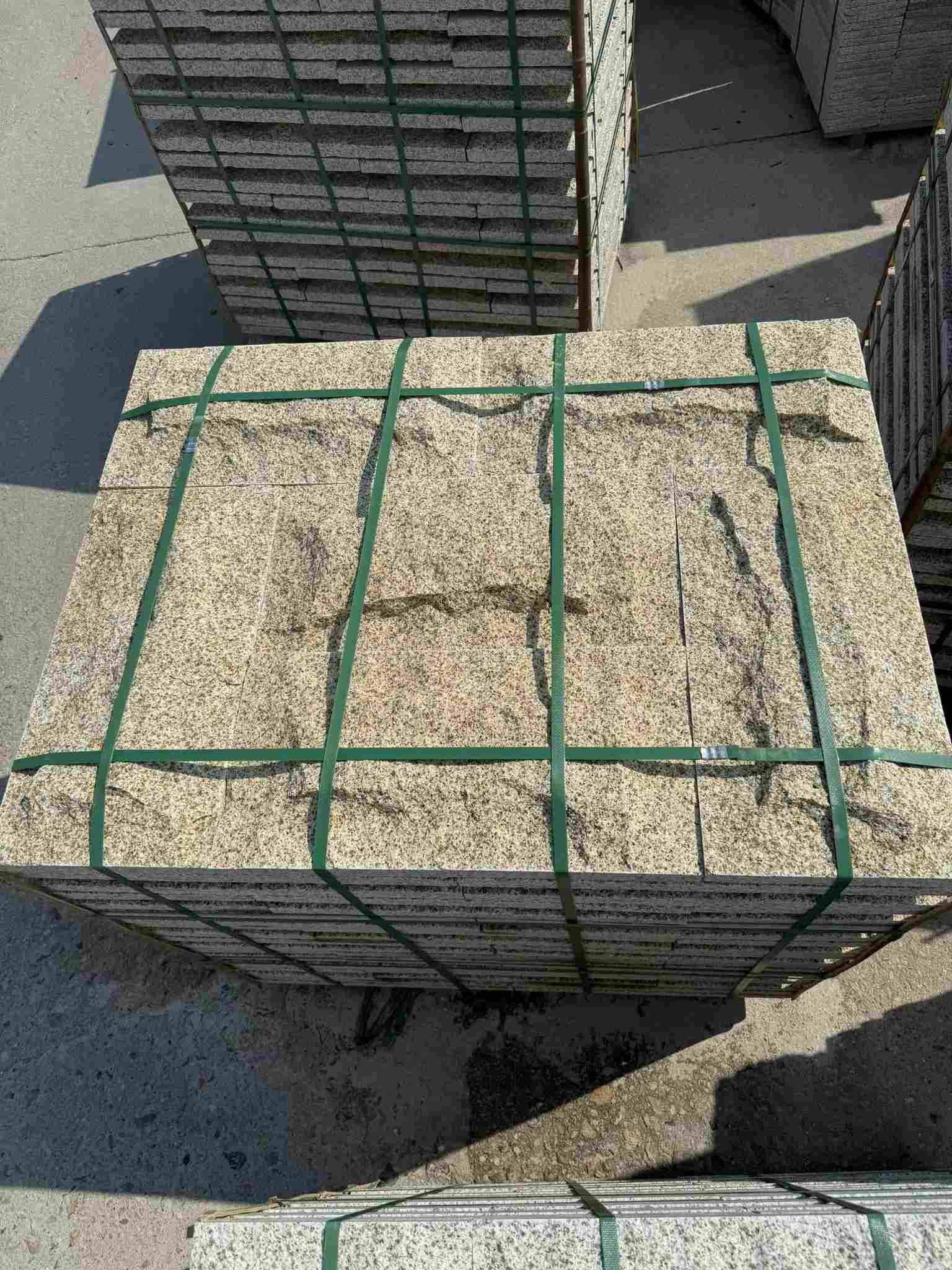 临沧 黄金麻花岗岩石材自然面蘑菇石成品