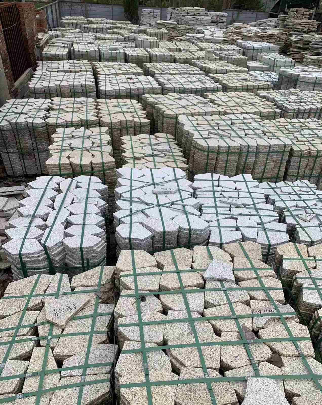 临沧 黄金麻白麻花岗岩荔枝面地铺石(冰裂纹)