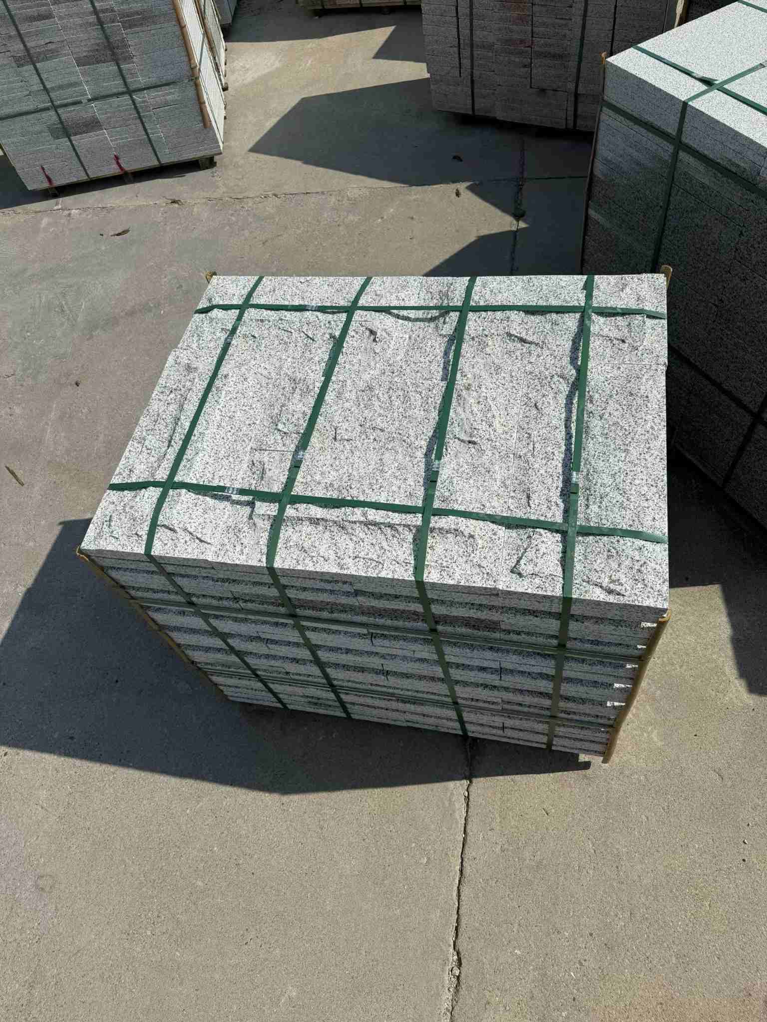 临沧 白麻花岗岩石材自然面蘑菇石成品