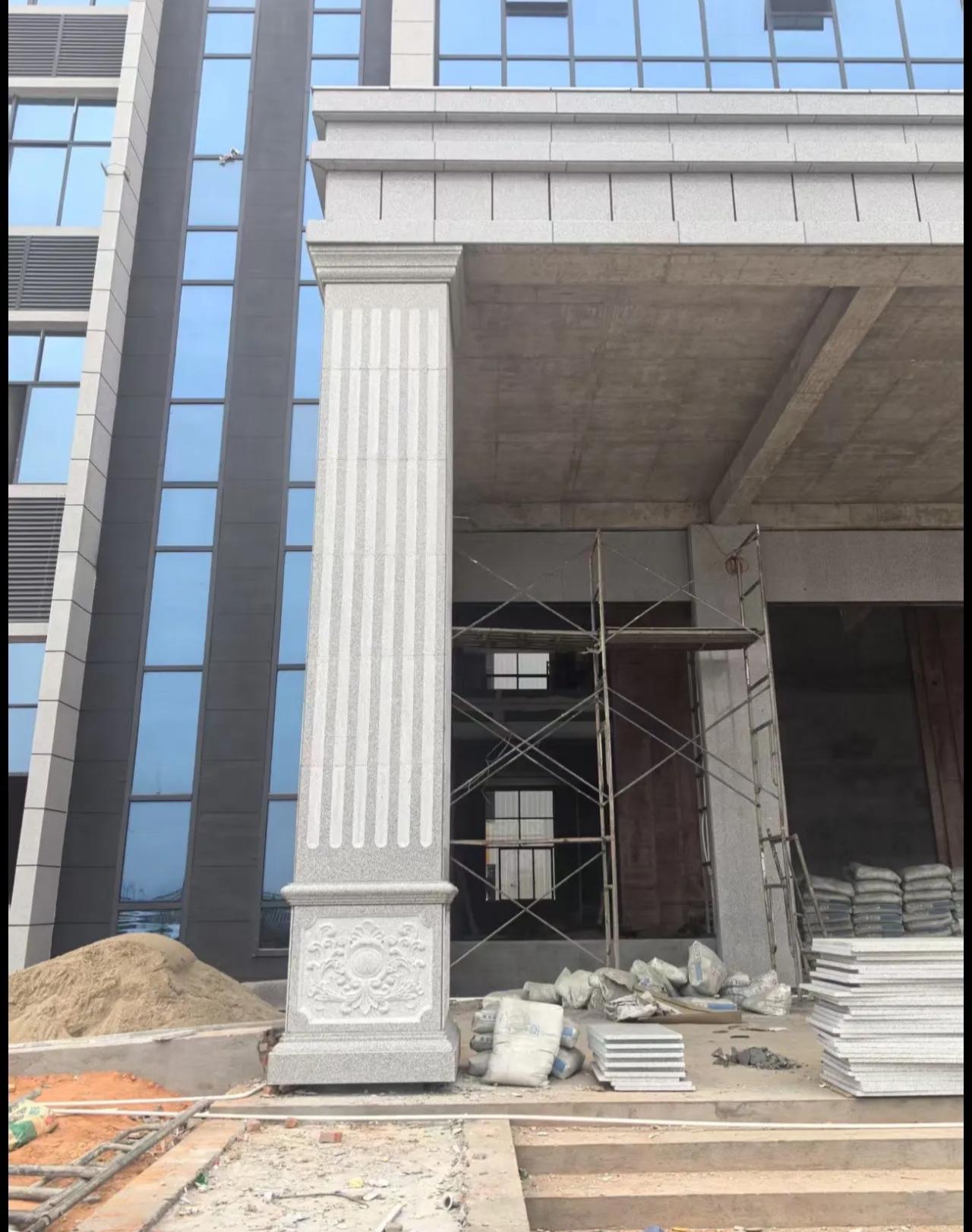 临沧 芝麻白光面花岗岩门楼大柱（罗马柱）配雕花底座