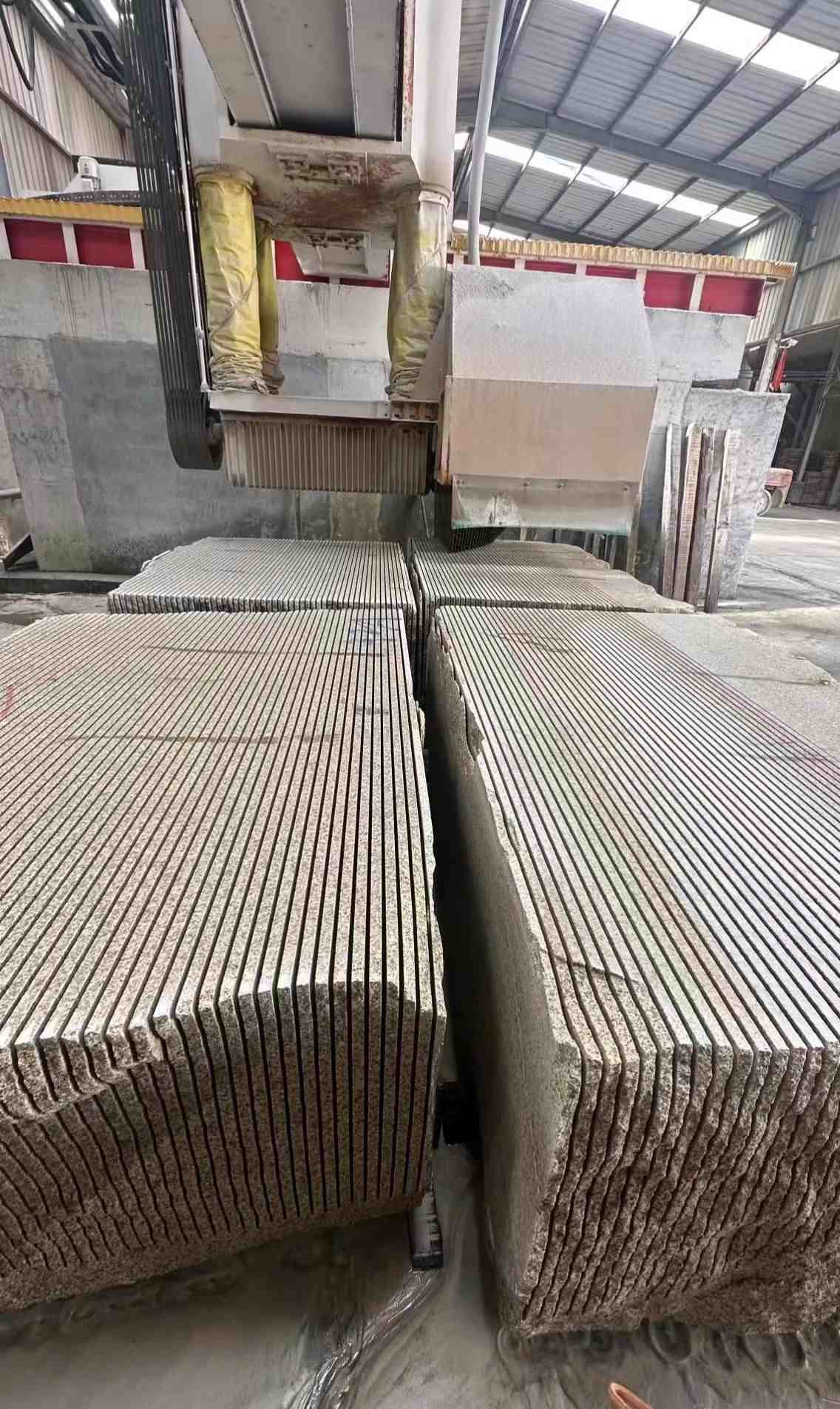 临沧 车间生产日常，黄金麻白麻花岗岩