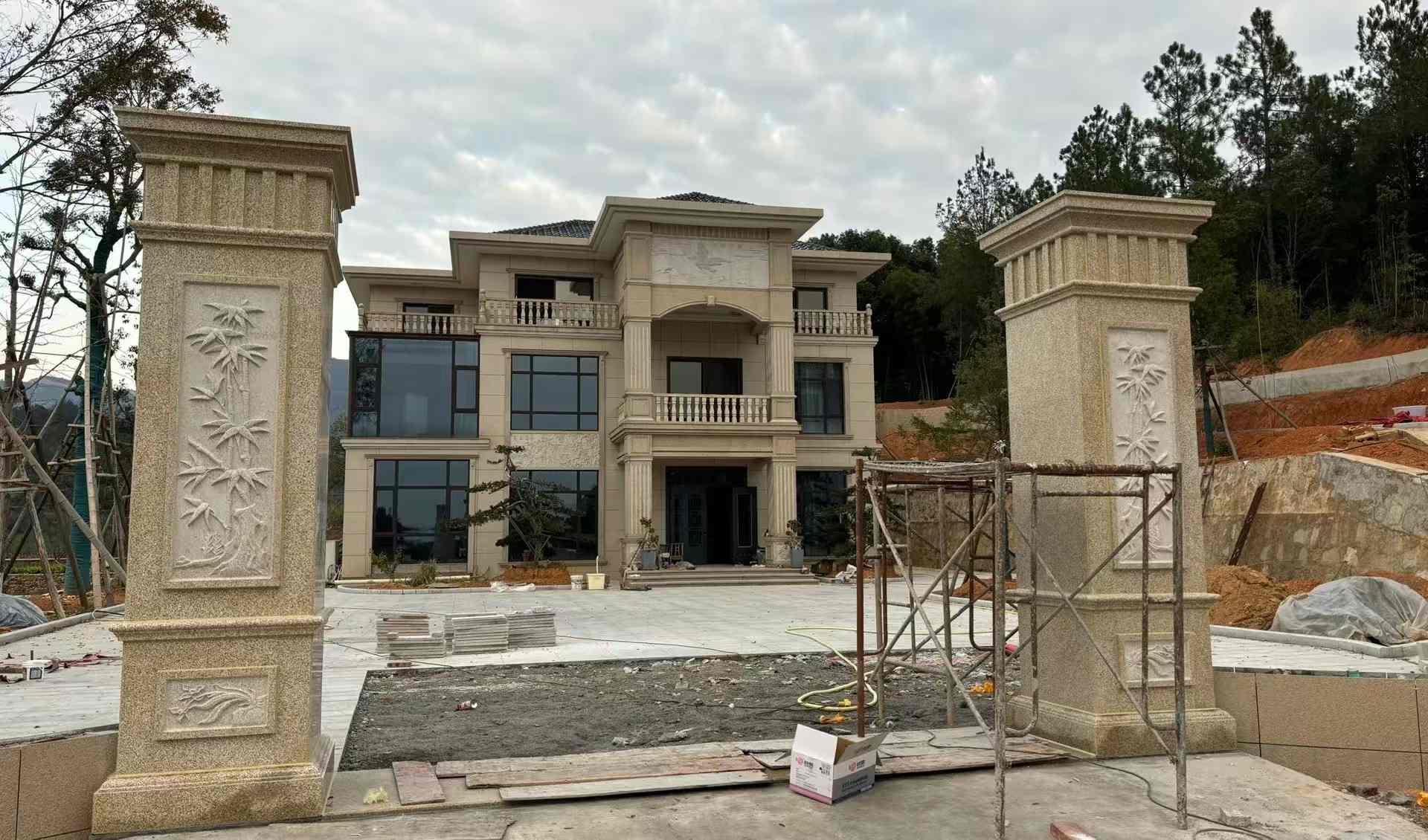 临沧 黄金麻花岗岩别墅雕花外墙干挂配上门口雕花罗马柱