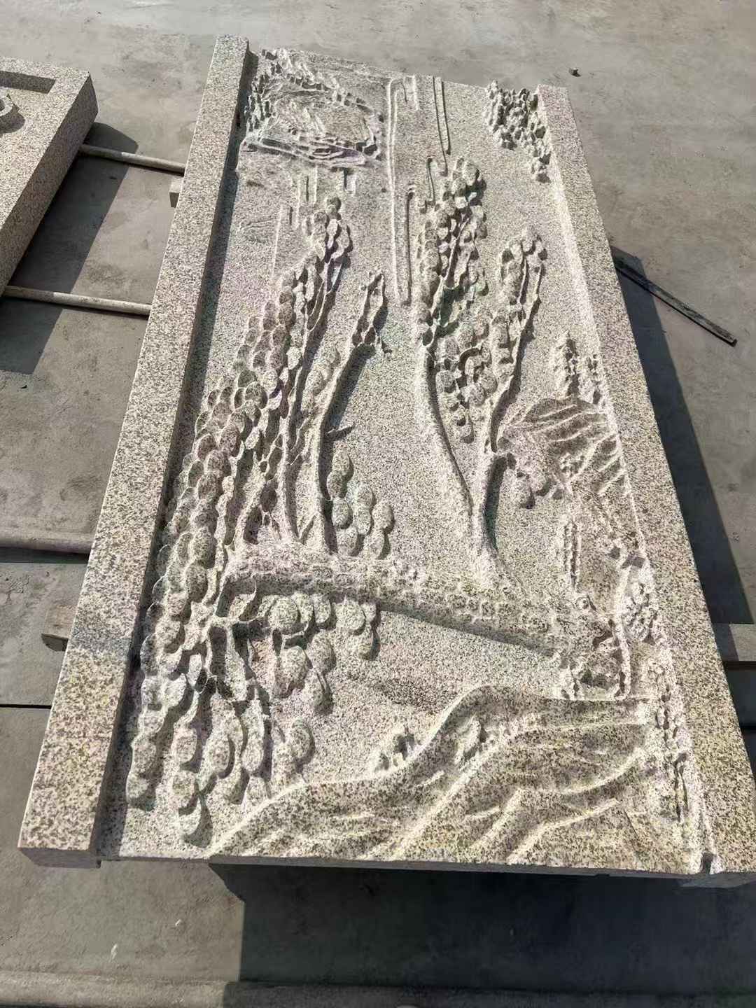 临沧 黄金麻雕刻板浮雕迎客松