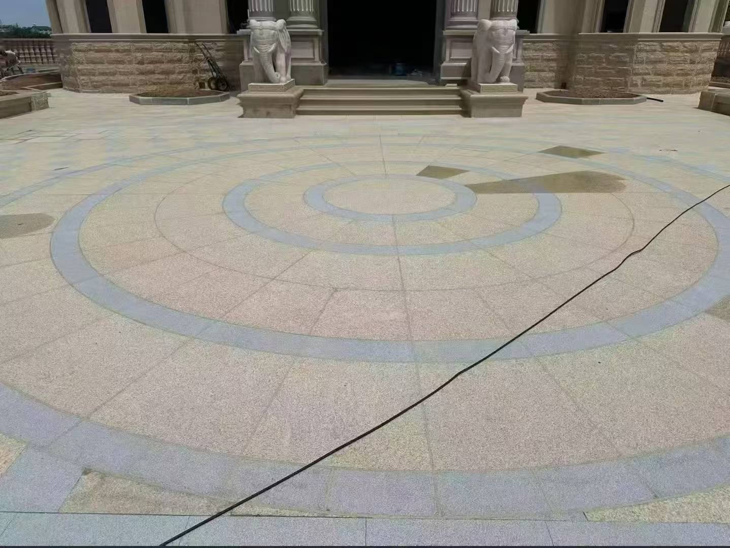 临沧 黄金麻芝麻灰花岗岩石材地铺拼接效果