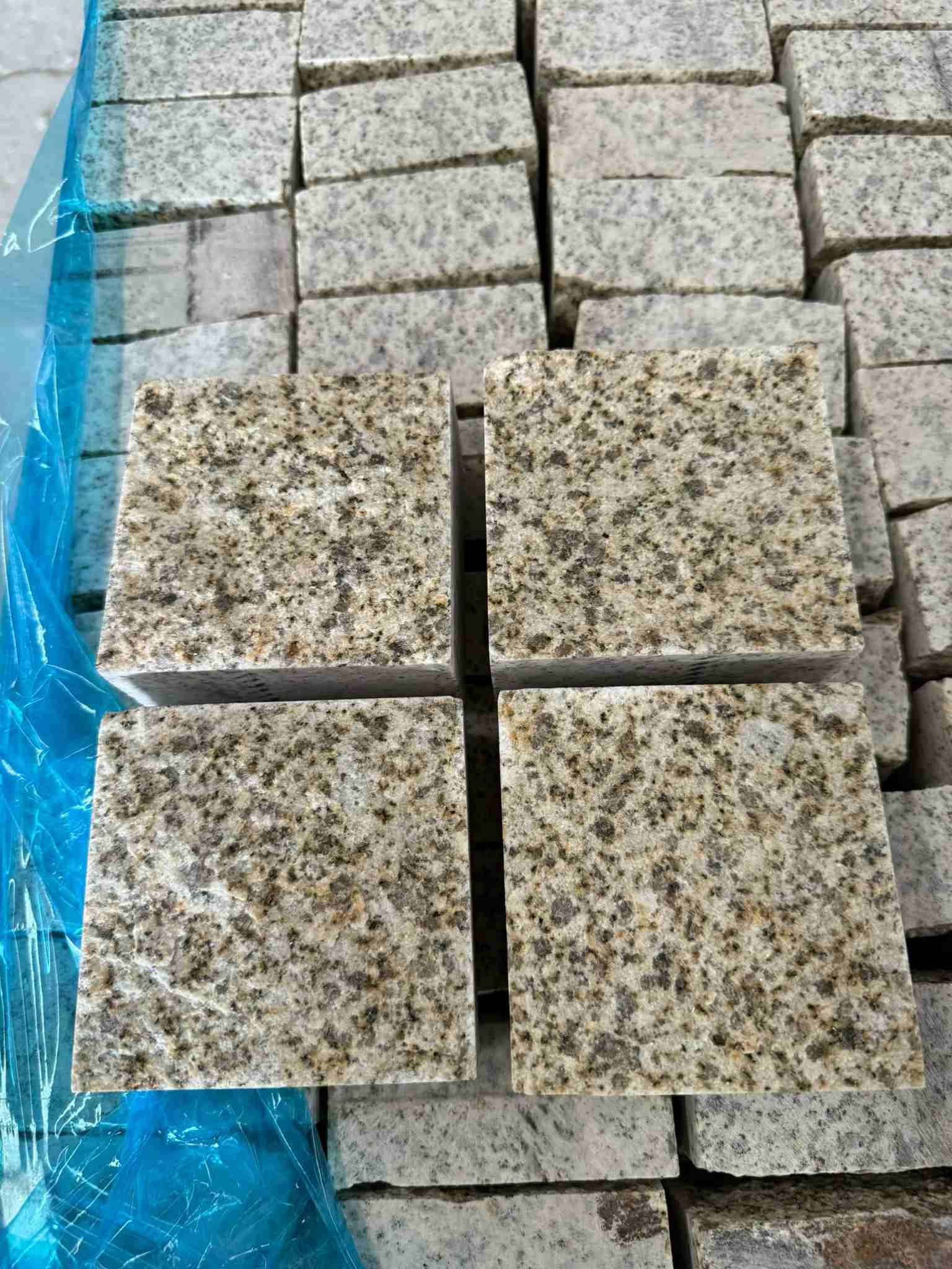 临沧 黄金麻花岗岩自然面小方块，弹石，马蹄石等