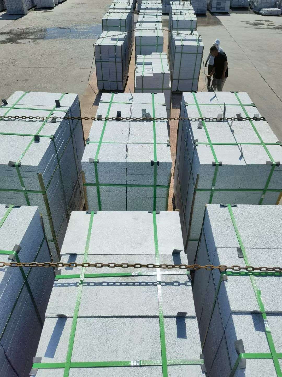 临沧 芝麻白花岗岩5公分地铺石 花岗岩厂家工厂装车日常