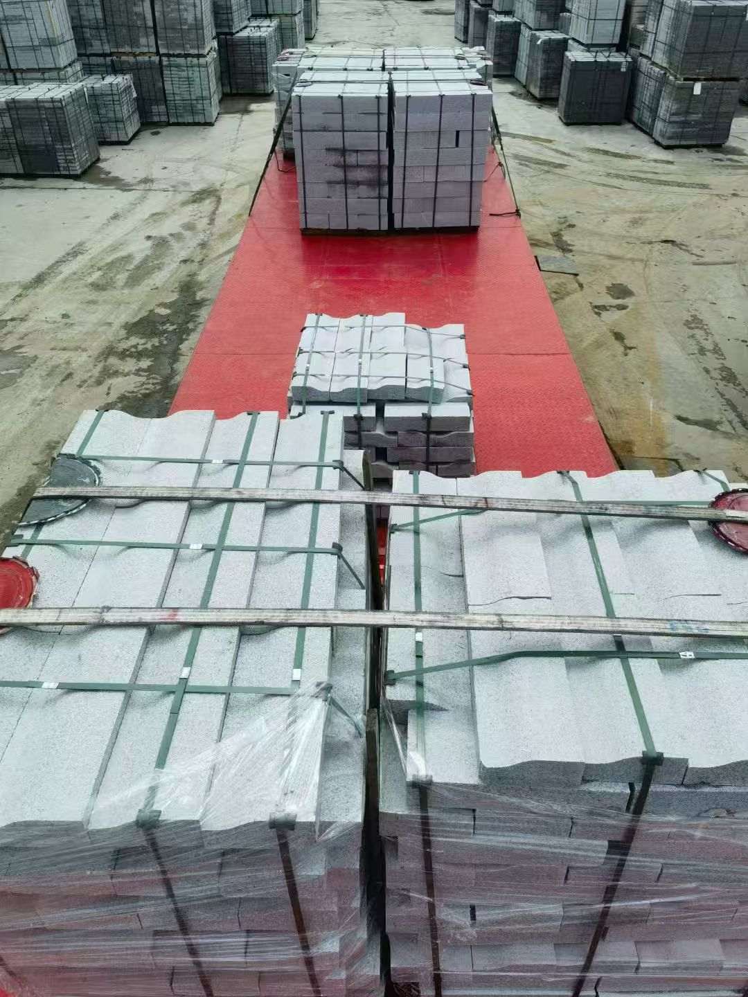 临沧 芝麻白仿形加直形路沿石出货日常