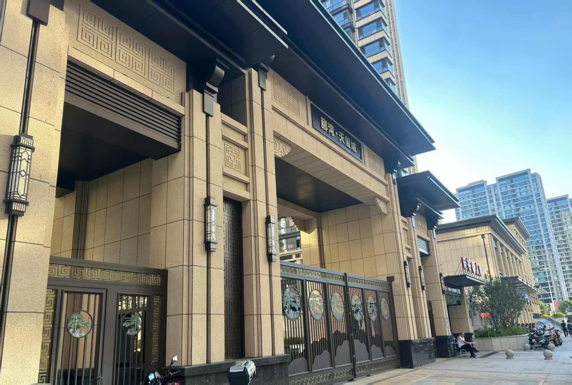 临沧 黄金麻花岗岩荔枝面小区门楼外墙干挂