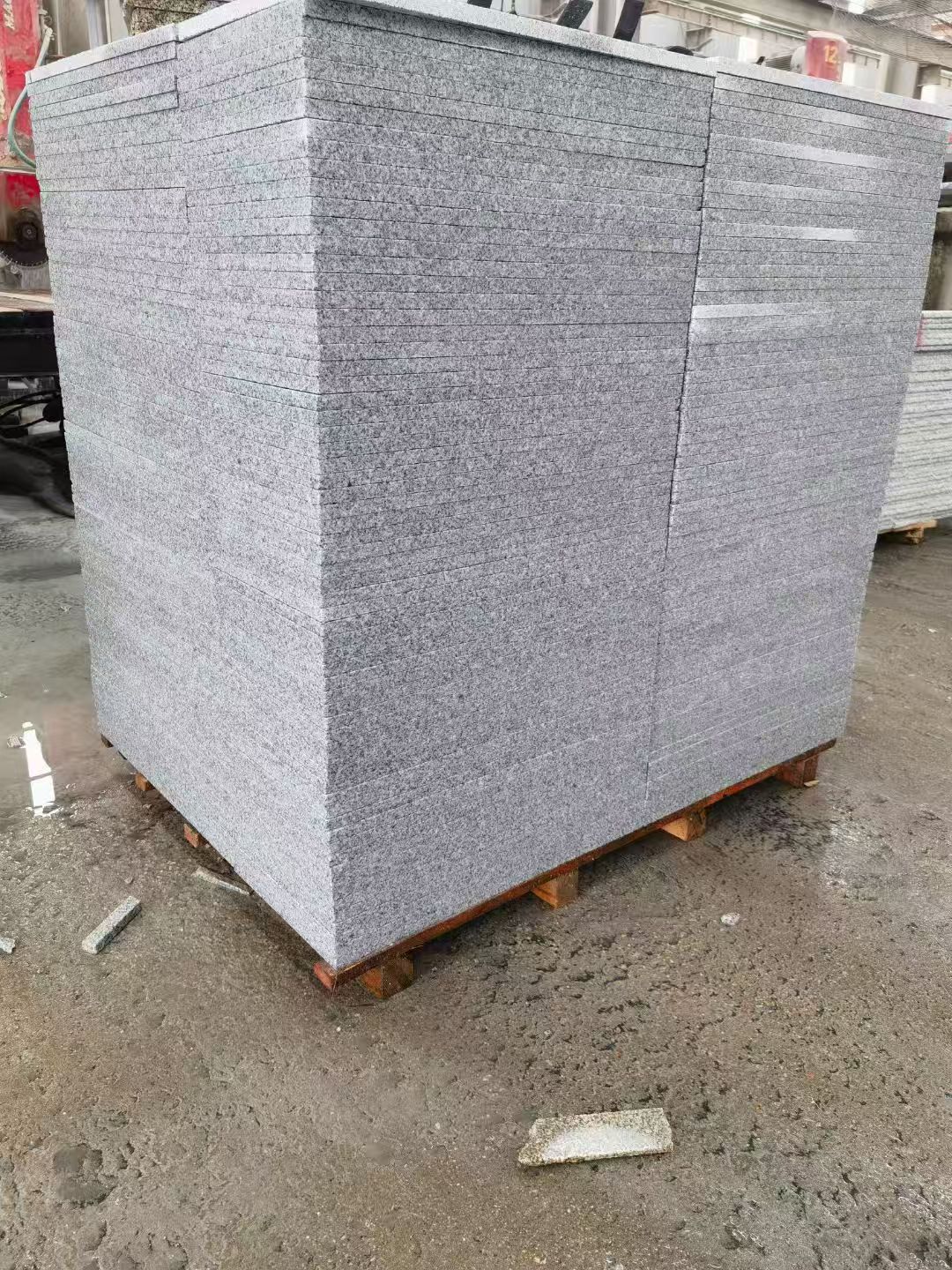 临沧 芝麻白火烧面1.8厚300*600地铺石，尺寸标准，厚薄均匀