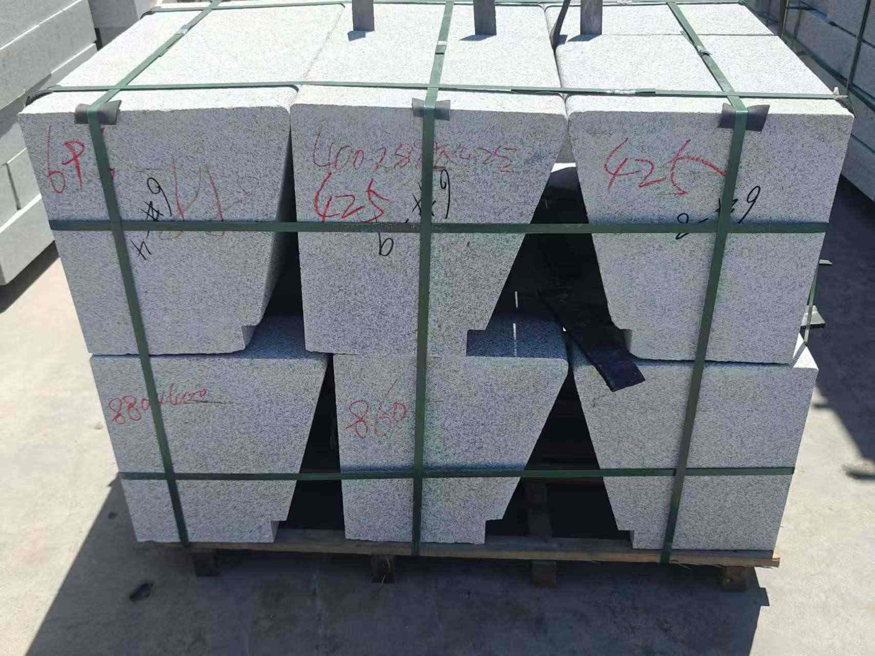 临沧 芝麻白异形坐凳，石凳