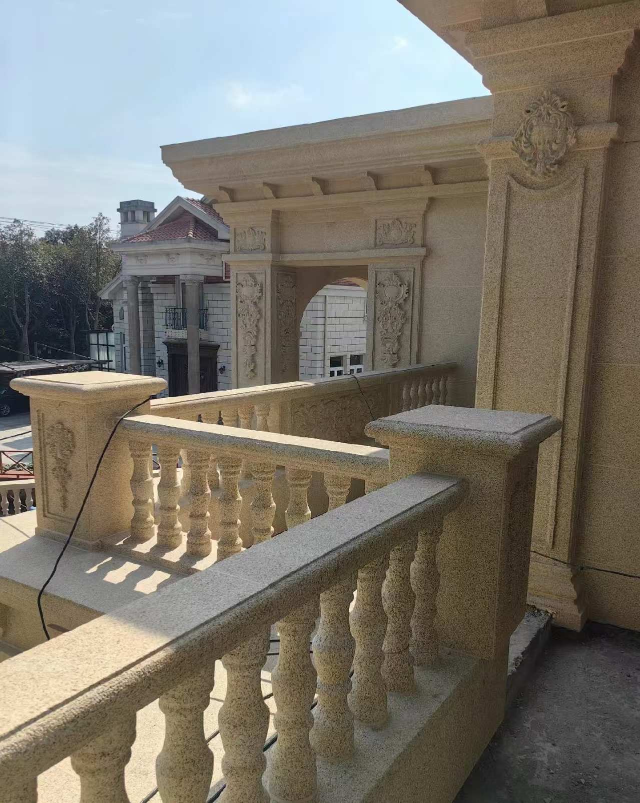 临沧 黄金麻别墅外墙干挂雕花配合阳台栏杆花瓶柱