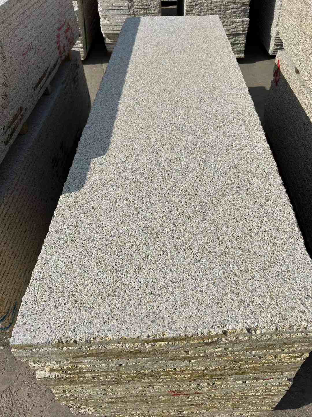 临沧 黄金麻花岗岩荔枝面毛板，半成品