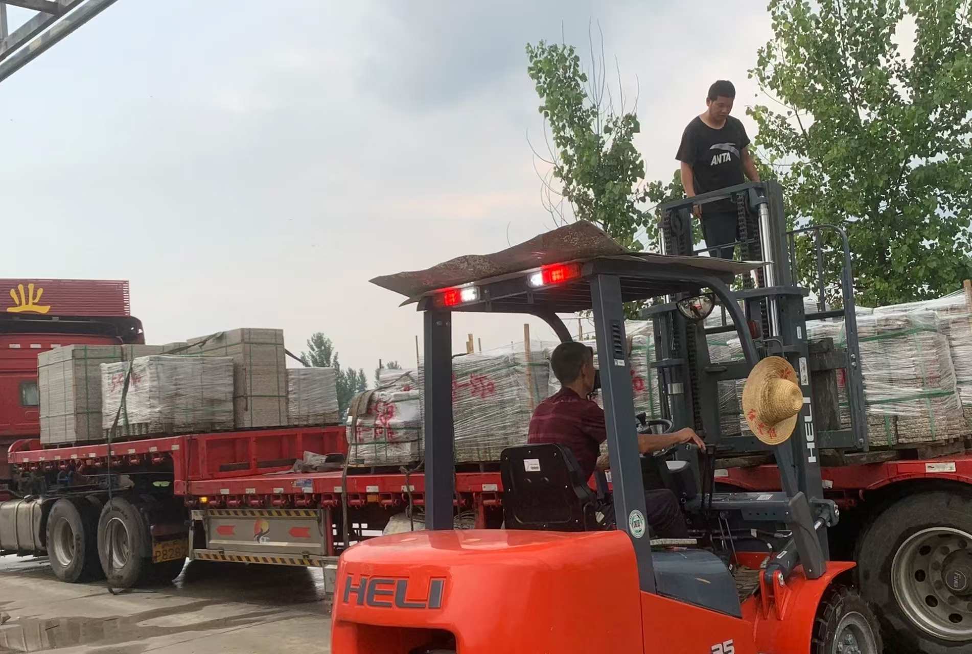 临沧 黄金麻冰裂纹，地铺石装车