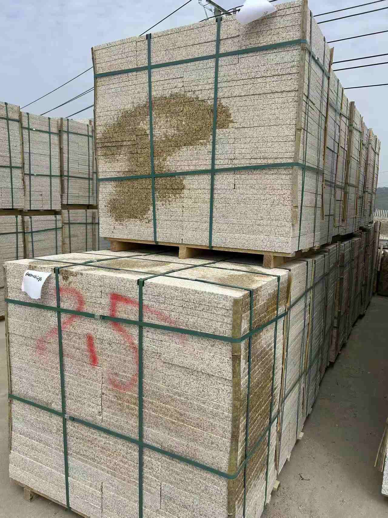 临沧 黄金麻花岗岩石材荔枝面地铺石2.5*300*600