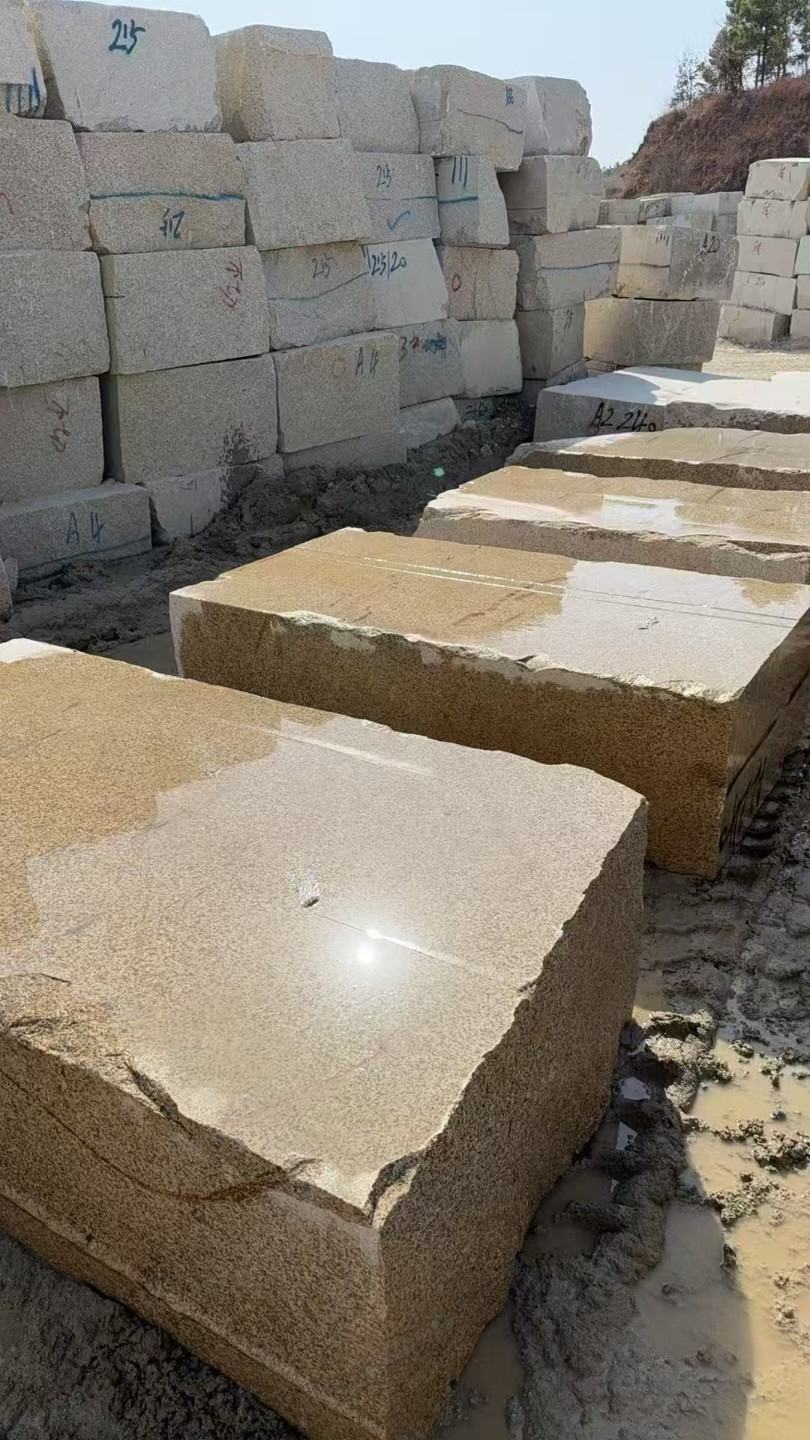 临沧 黄金麻方料堆场洗料分选中，原材料充足