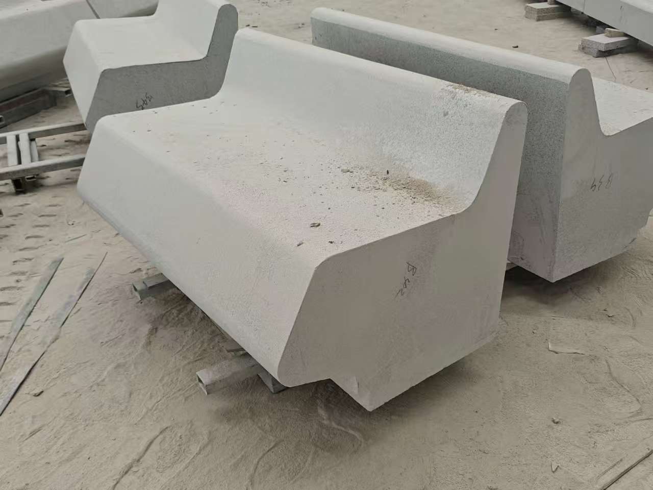 临沧 芝麻白花岗岩异形坐凳，石凳