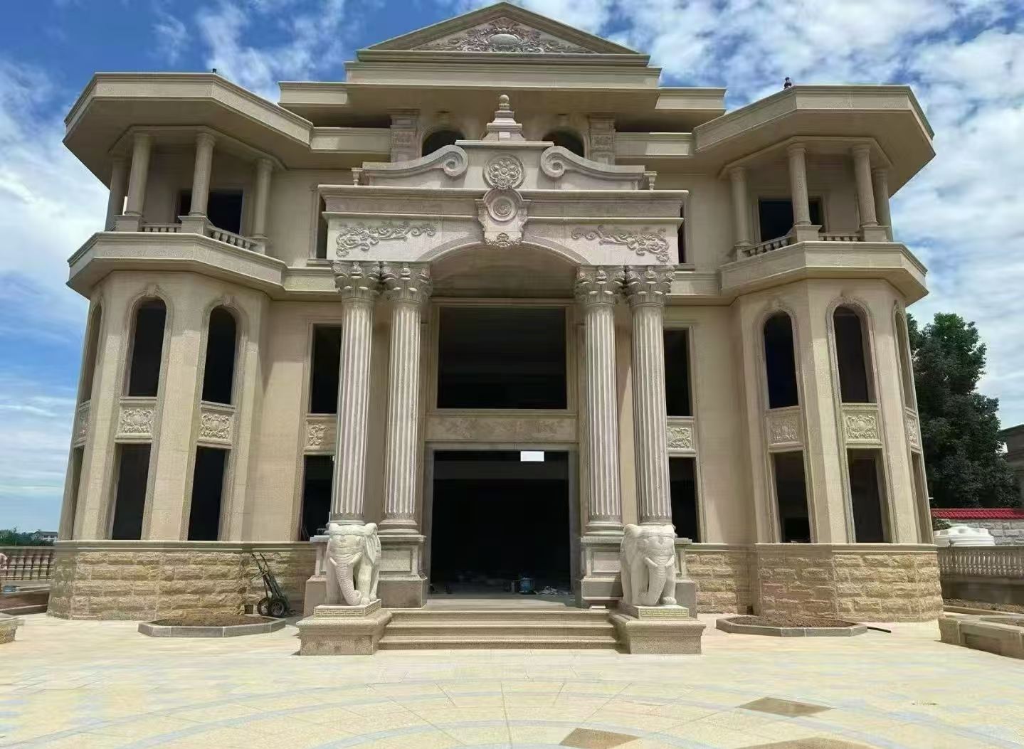 临沧 黄金麻别墅外墙干挂，大柱，大象，蘑菇石，雕花板