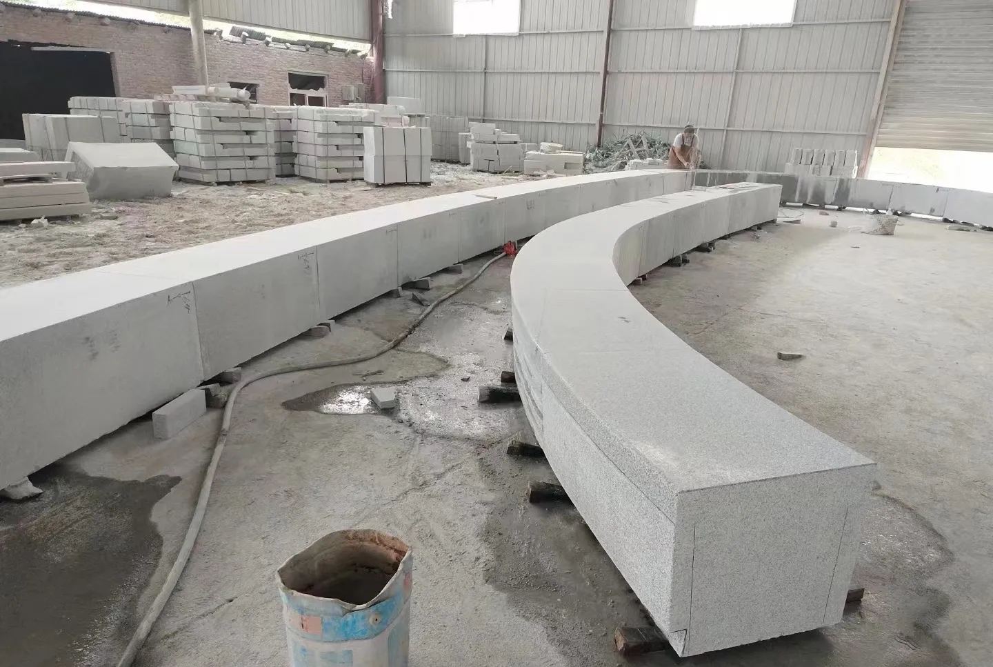 临沧芝麻白花岗岩石板材 园林光面弧形坐凳