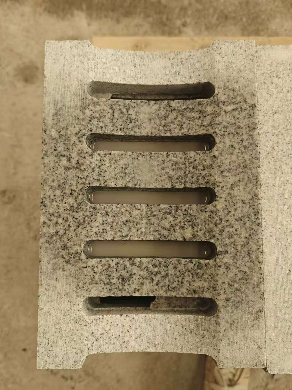 临沧 芝麻白拉丝面花岗岩U型开槽排水槽